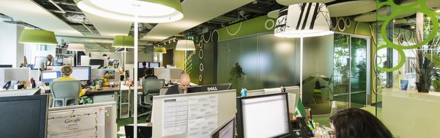 Jak stworzyć funkcjonalne biuro na planie otwartym? Planowanie akustyki biur open space