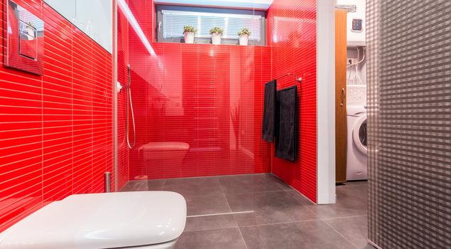 Mała czerwona łazienka – aranżacja nowoczesnej łazienki
