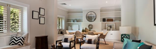 Elegancki, jasny salon z odcieniem turkusu – styl klasyczny
