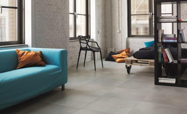 Przestrzeń postindustrialna i płytki ceramiczne o fakturze betonu